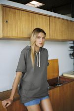 UNISEX FRENCH TERRY KÉSZTERMÉKBEN FESTETT KENGURU ZSEBES KAPUCNIS PÓLÓ - Image 6